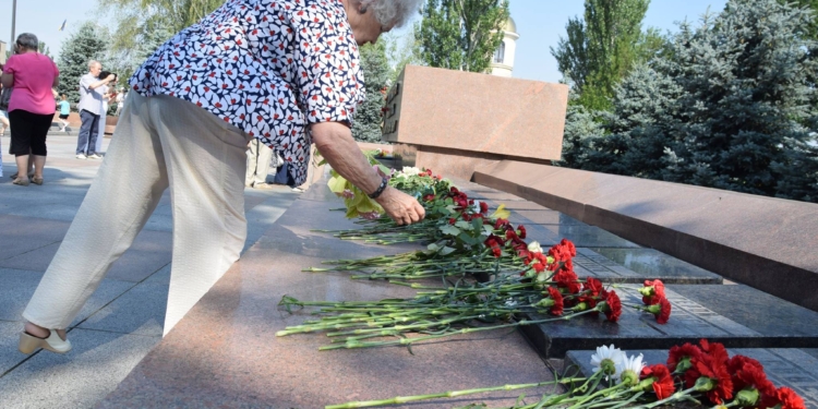 День скорби и памяти жертв войны в Украине. Николаевцы присоединились к траурной церемонии