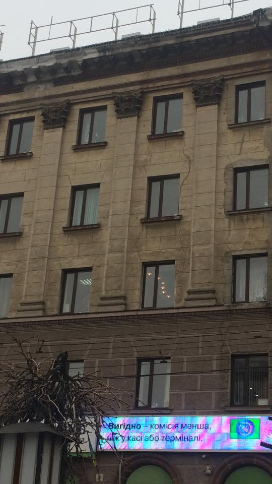 «Кто-то видит хоть ограждающую ленту?» - власти Николаева не торопятся делать выводов после случая с упавшим на женщину куском фасада 1