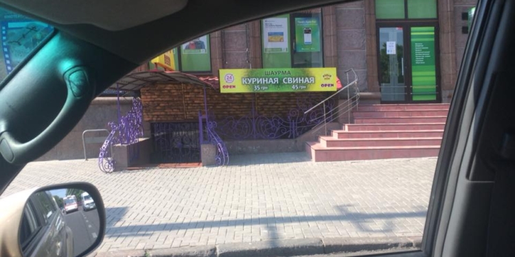 «Кто-то видит хоть ограждающую ленту?» – власти Николаева не торопятся делать выводов после случая с упавшим на женщину куском фасада