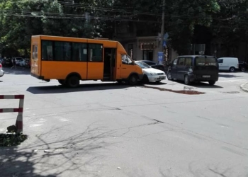 В центре Николаева маршрутка не разминулась с иномаркой
