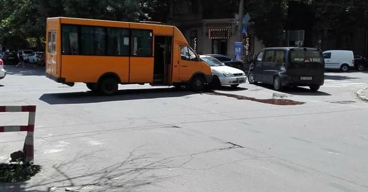 В центре Николаева маршрутка не разминулась с иномаркой