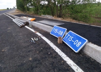 Служба автодорог пожаловалась, что на трассе Калиновка-Снигиревка воруют новые дорожные знаки