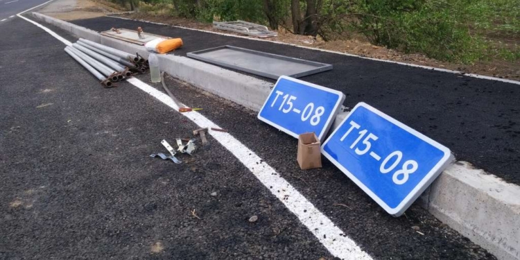 Служба автодорог пожаловалась, что на трассе Калиновка-Снигиревка воруют новые дорожные знаки