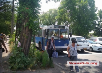 На Центральном проспекте стоят все троллейбусы — нет электричества