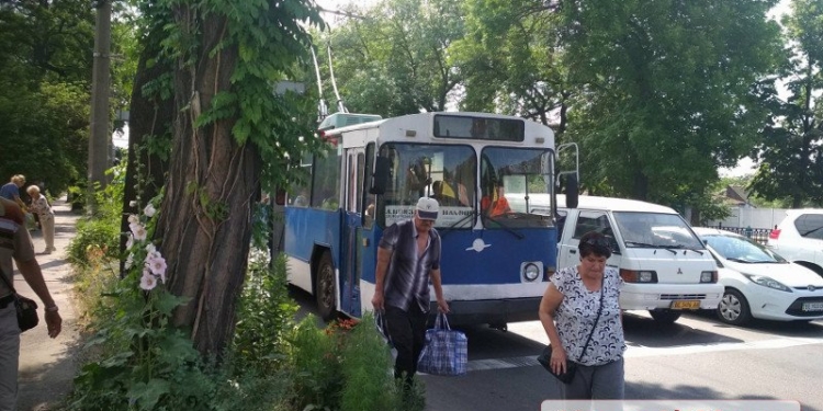 На Центральном проспекте стоят все троллейбусы — нет электричества