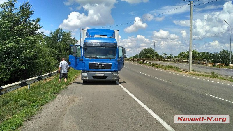 Под Николаевом водитель «Фиата» уснул и въехал в грузовик. Пострадали трое детей 2