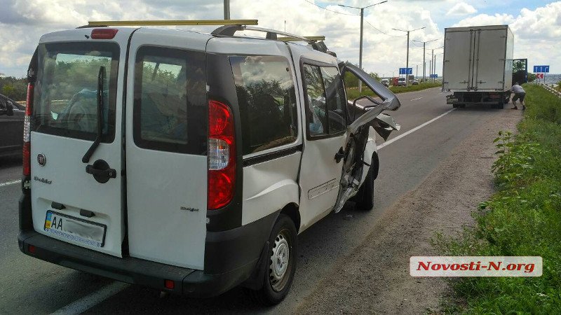 Под Николаевом водитель «Фиата» уснул и въехал в грузовик. Пострадали трое детей 6