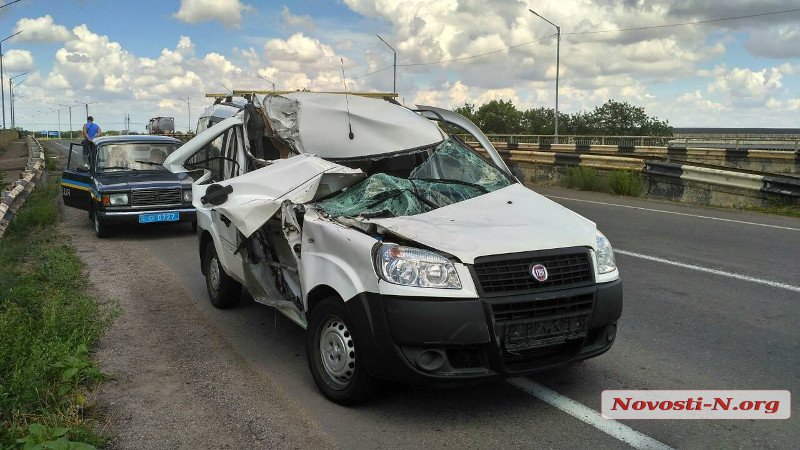 Под Николаевом водитель «Фиата» уснул и въехал в грузовик. Пострадали трое детей 12