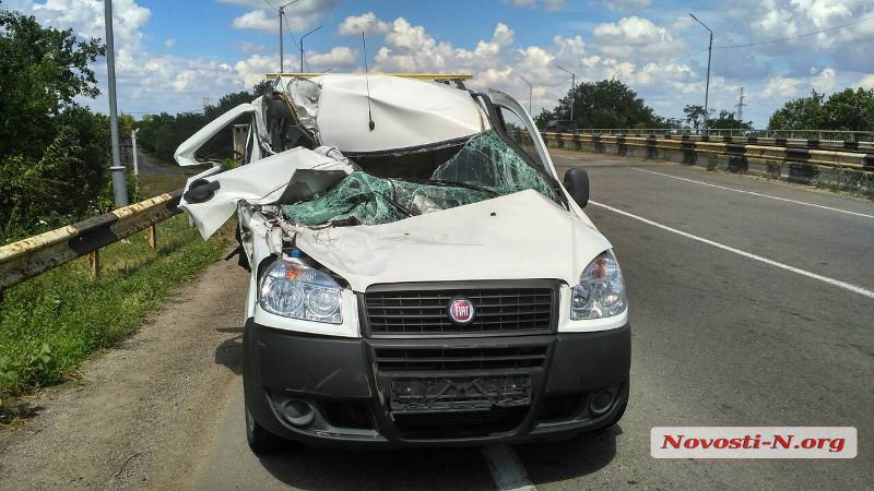 Под Николаевом водитель «Фиата» уснул и въехал в грузовик. Пострадали трое детей 16