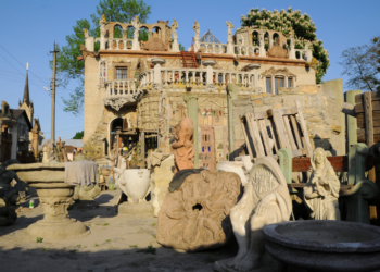 Архитектор из Луцка превратил свой дом в “дом с химерами”, только без химер