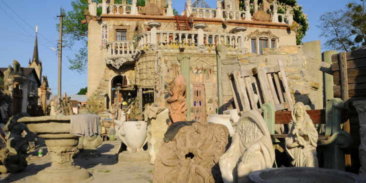 Архитектор из Луцка превратил свой дом в “дом с химерами”, только без химер