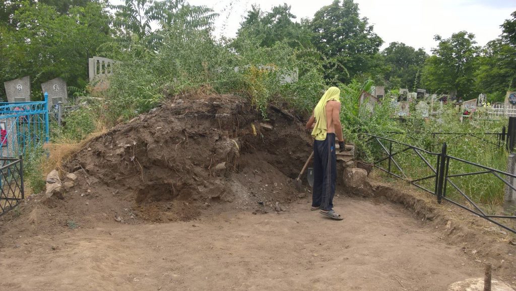 При уборке несанкционированной свалки на одном из кладбищ Николаева были найдены человеческие останки 1