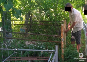 В Первомайске на городском кладбище действовали два вандала – снятые оградки они «превращали» в деньги на водку