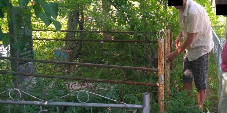 В Первомайске на городском кладбище действовали два вандала – снятые оградки они «превращали» в деньги на водку