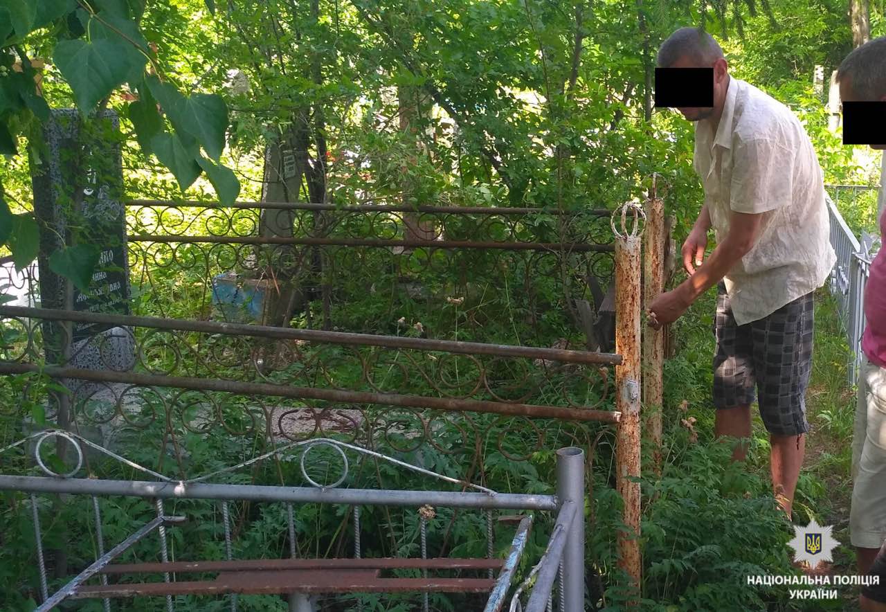 В Первомайске на городском кладбище действовали два вандала – снятые оградки они «превращали» в деньги на водку