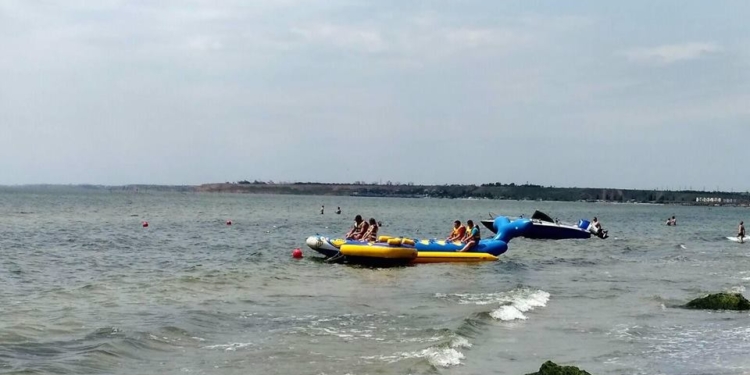 Укртрансбезопасность и активисты нагрянули в Коблево – проверять законность катания людей на «бананах» и катерах