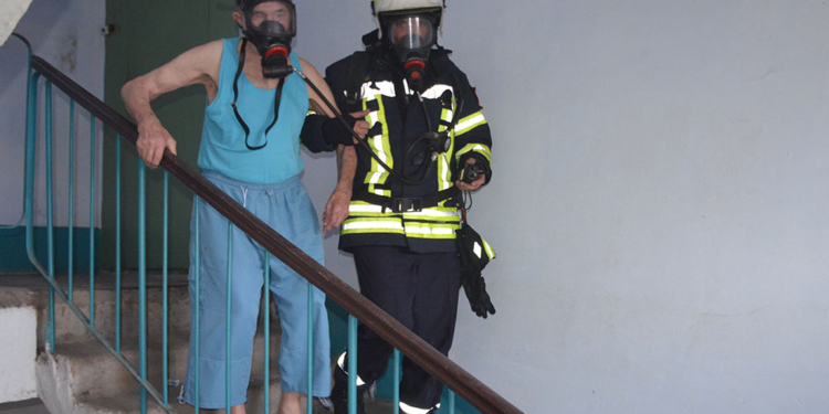 На пожаре 10-этажки в Николаеве пожарные спасли двух мужчин