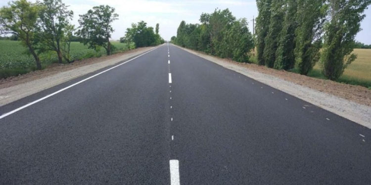 На автодороге Т-15-08 Калиновка-Снигиревка начали наносить разметку
