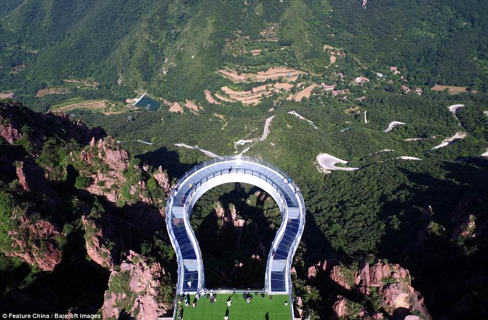 Китайцы продолжают развлекаться со стеклом: теперь у них есть стеклянная смотровая площадка в 360 метрах над землей 9