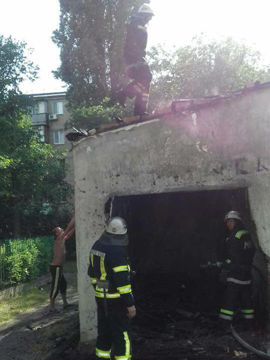 В Николаеве возле детского сада загорелось неэксплуатируемое здание – «стреляющий» шифер угрожал детворе 1