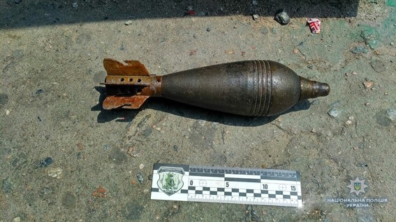 Всего за 100 грн.: в Николаеве мужчина на остановке предлагал прохожим купить минометную мину