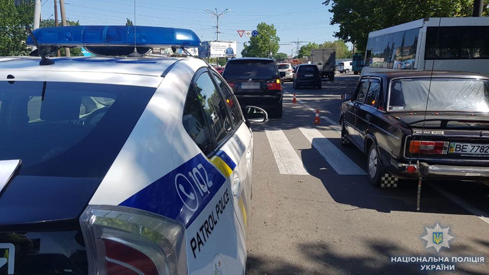 На пр. Богоявленском в Николаеве полицейский за рулем собственного авто сбил женщину у пешеходного перехода 7