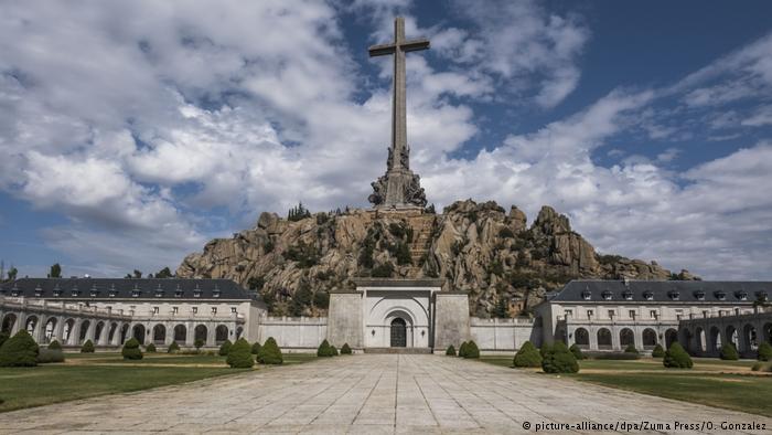 Испания хочет перенести останки диктатора Франко из мавзолея 1
