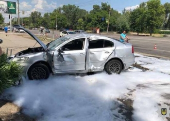 На набережной в Днепре автомобиль врезался в остановку, есть погибшая и травмированные