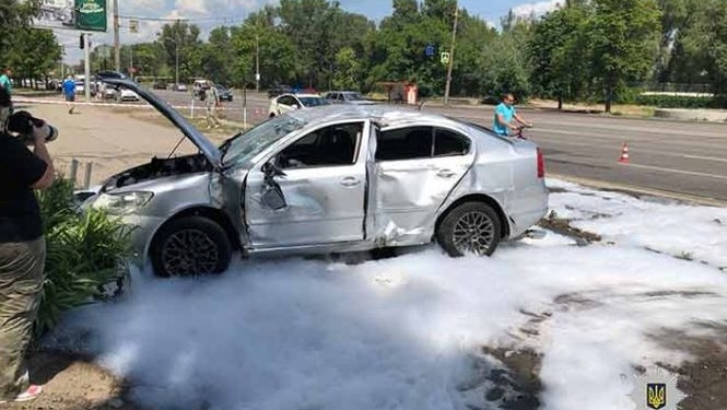 На набережной в Днепре автомобиль врезался в остановку, есть погибшая и травмированные