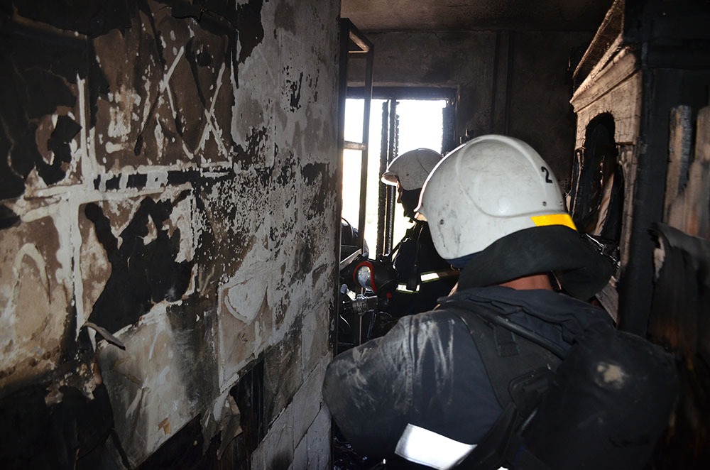 На пожаре 10-этажки в Николаеве пожарные спасли двух мужчин 10