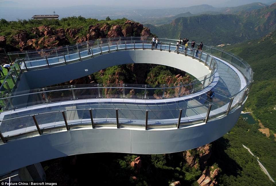 Китайцы продолжают развлекаться со стеклом: теперь у них есть стеклянная смотровая площадка в 360 метрах над землей 1
