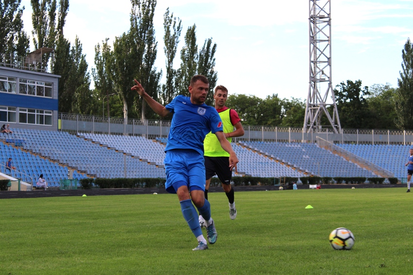 МФК «Николаев» готовится к новому сезону: вчера провели двухсторонку, завтра на выезде встретятся с «Таврией» 9