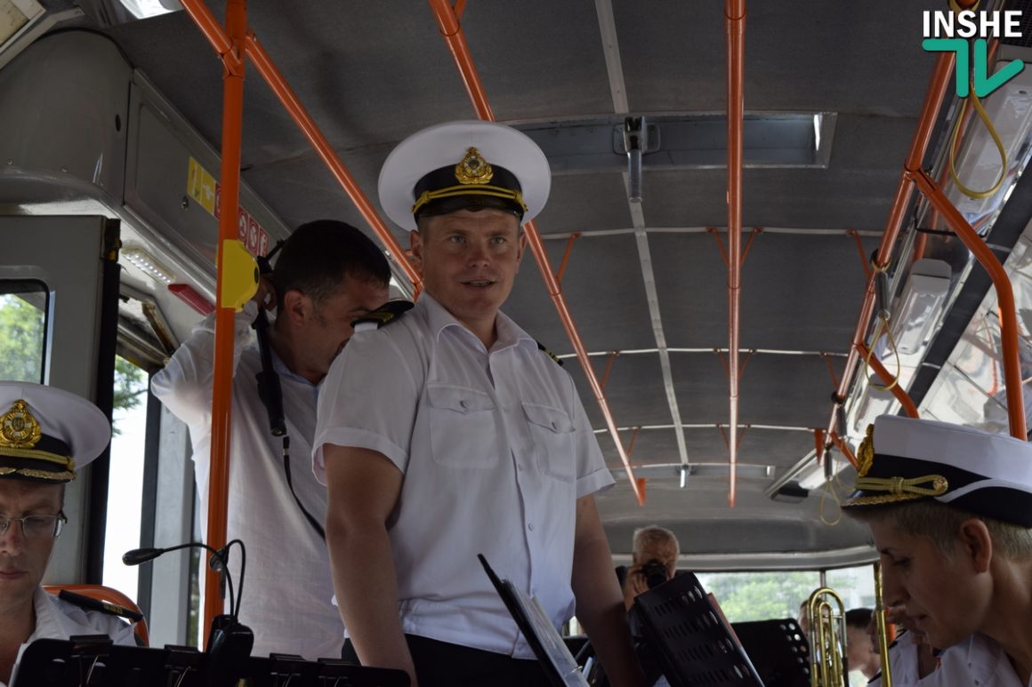В Николаеве на специальный рейс вышел «музыкальный» трамвай с военным оркестром 9