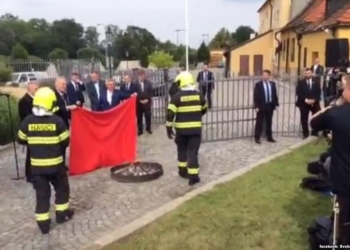 Президент Чехии на брифинге сжег красные трусы