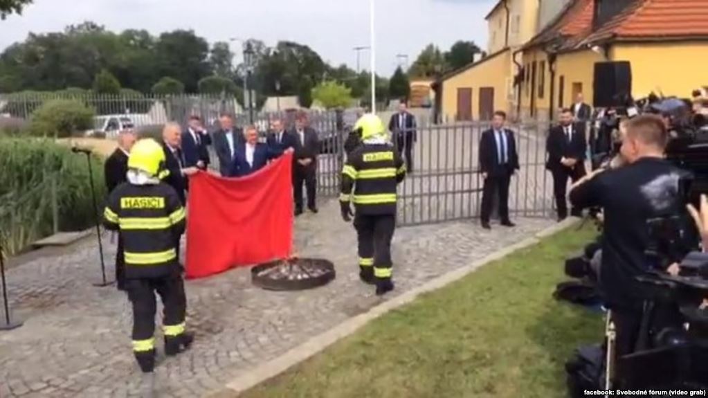 Президент Чехии на брифинге сжег красные трусы 1