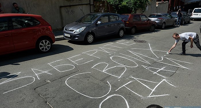 Под российским консульством в Киеве прошла акция “Заберите своих – отдайте наших”