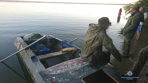 Николаевская водная полиция не дремлет: на Южном Буге и браконьеров поймала, и бесхозные сети изъяла 14