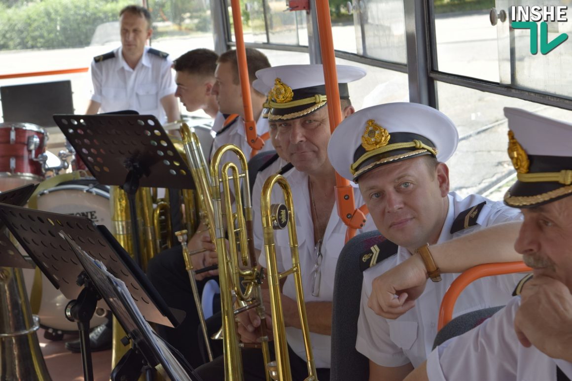В Николаеве на специальный рейс вышел «музыкальный» трамвай с военным оркестром 11