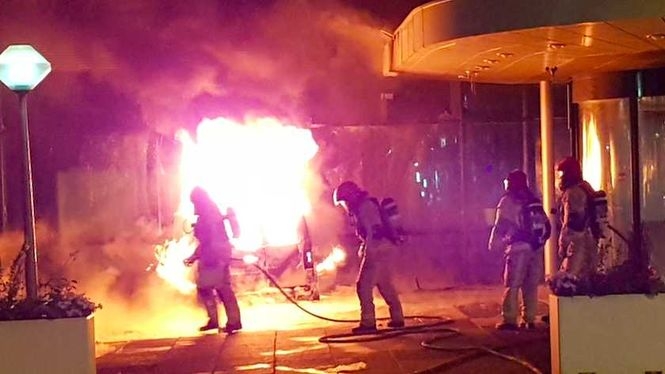 В Амстердаме фургон въехал в здание газеты De Telegraaf