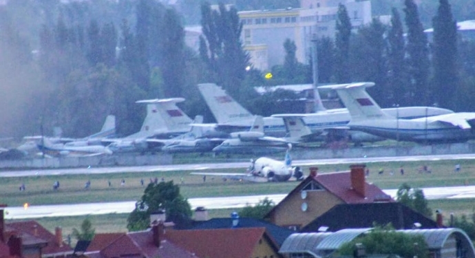 В аэропорту “Киев” самолет выкатился за взлетную полосу, пассажиры эвакуированы