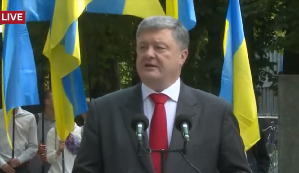 Порошенко выступил за закрепление в Конституции права крымских татар на самоопределение 1