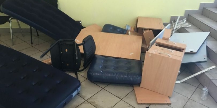 Погром в ТЦ Магелан в Киеве: Молодчики крушили мебель, охрана их поливала водой из пожарных рукавов