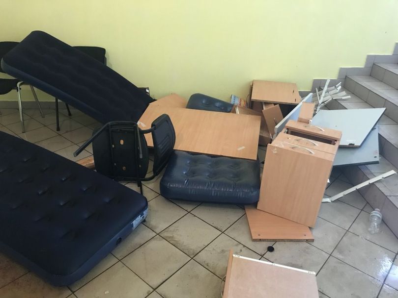 Погром в ТЦ Магелан в Киеве: Молодчики крушили мебель, охрана их поливала водой из пожарных рукавов 9