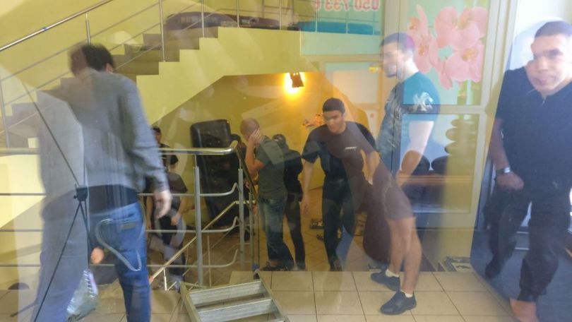 Погром в ТЦ Магелан в Киеве: Молодчики крушили мебель, охрана их поливала водой из пожарных рукавов 11