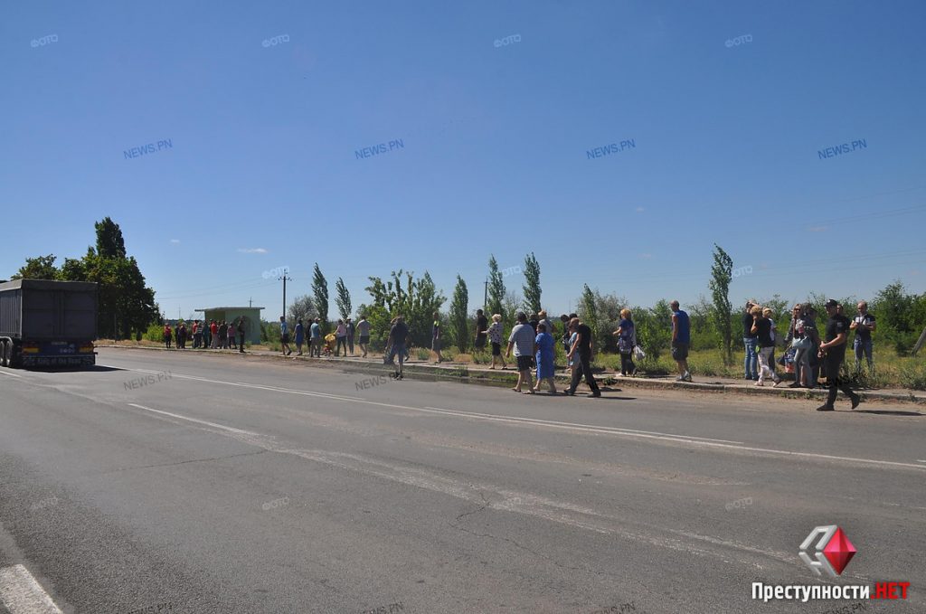 Обновлено. Жители Матвеевки перекрыли киевскую трассу, протестуя против "маршрутчиков" 11