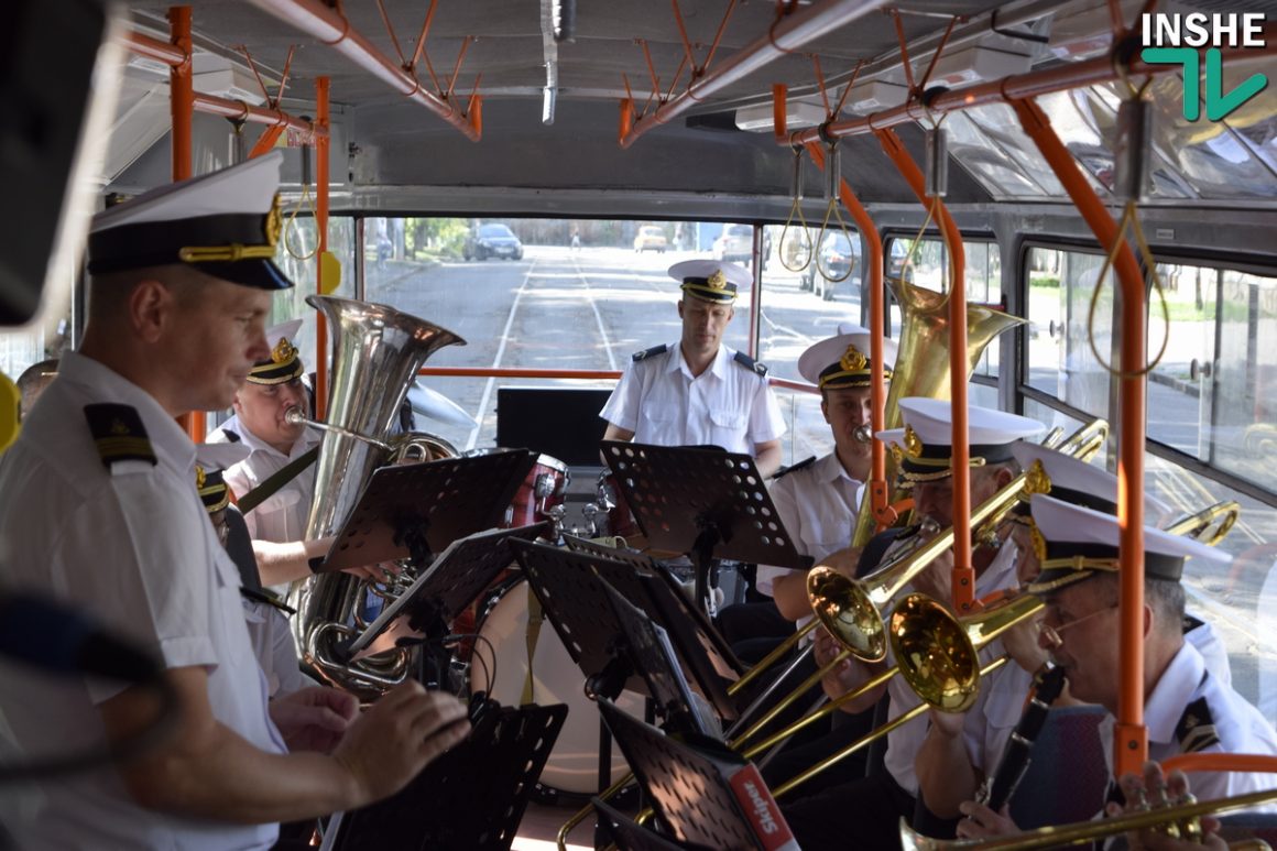 В Николаеве на специальный рейс вышел «музыкальный» трамвай с военным оркестром 17