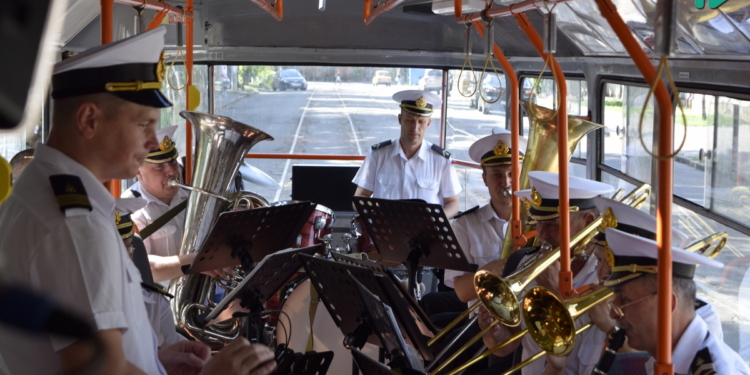 В Николаеве на специальный рейс вышел «музыкальный» трамвай с военным оркестром