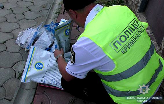 В Николаеве мужчина хотел отдать полицейским только один снаряд. А они изъяли все, что нашли в схроне 18