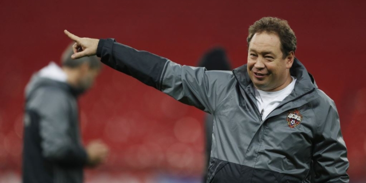 В России отстранили от комментирования ЧМ бывшего тренера сборной, который всего-то произнес в эфире фамилию Навального