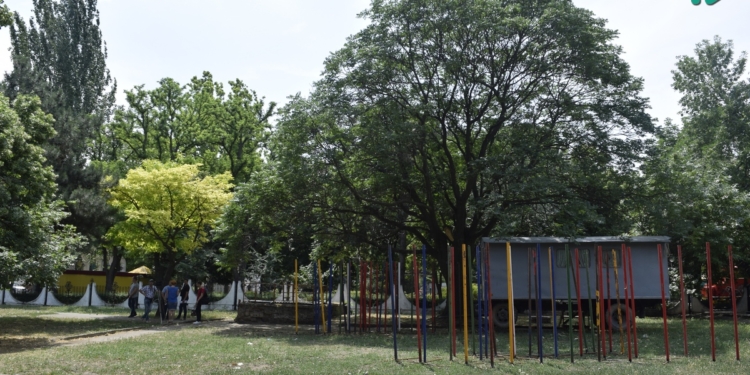 Антикоррупционный департамент и активисты заблокировали строительство бизнес-центра у детского городка «Сказка»